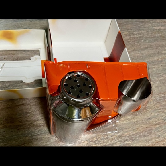 NIB Top that! Classic Cocktails shaker set with book - Picture 3 of 16